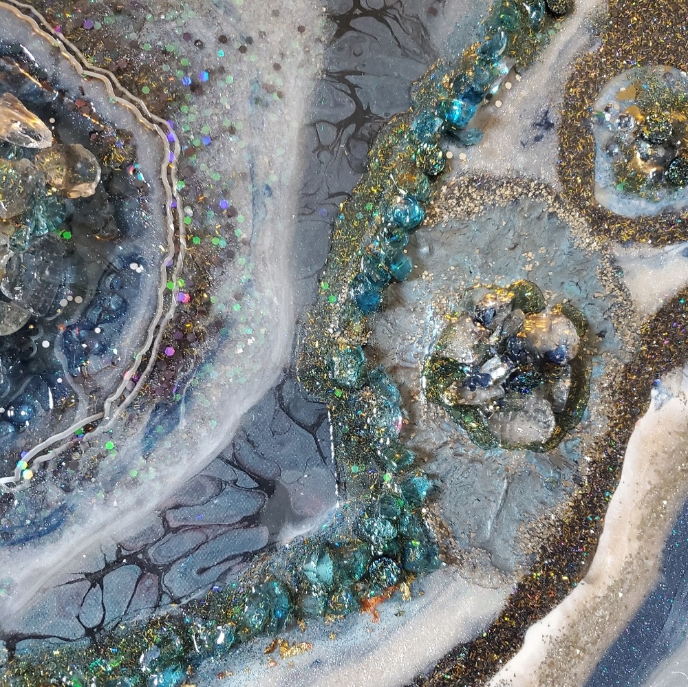 Geode table/wall art/resin & crystals - Picture 2 of 8